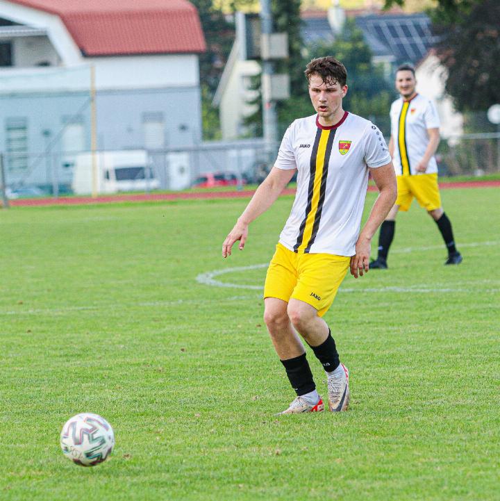 Voller Fokus auf  den Ball: Aris Herger im Cup-Spiel gegen den  SV Sissach.
Bild Archiv vs