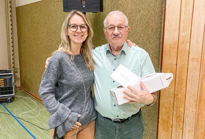 Im Bild zu sehen sind Finanzchefin Sandra Eichenberger und Ruedi Bolliger. Der Finanzkommissionspräsident wurde von Eichenberger in einem würdevollen Rahmen verabschiedet. Bild Willi Wenger