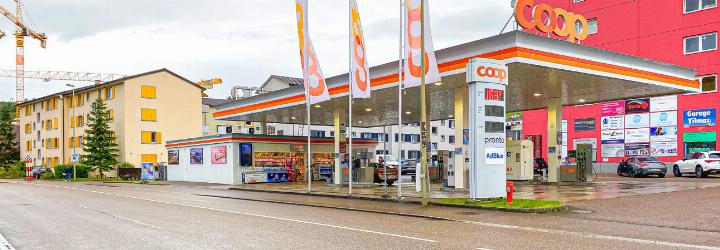 Die Parkplätze bei der Tankstelle an der Hauptstrasse sind ein beliebter Treffpunkt für Autoposer. Bild Willi Wenger