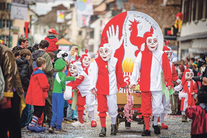 Die Spoot-Zünder sehen rot und haben angesichts des Sissacher Kirchen- und Dorfjubiläums «Füür im Dach». Helge Thermos Mixus