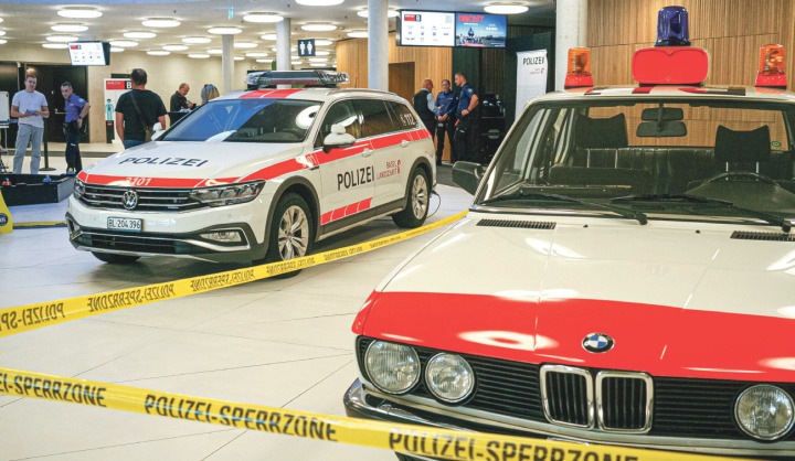 Zeitsprung: links ein aktuelles Patrouillenfahrzeug der Baselbieter Polizei, rechts ein Einsatzwagen der Polizei Basel-Stadt aus dem Jahr 1984.