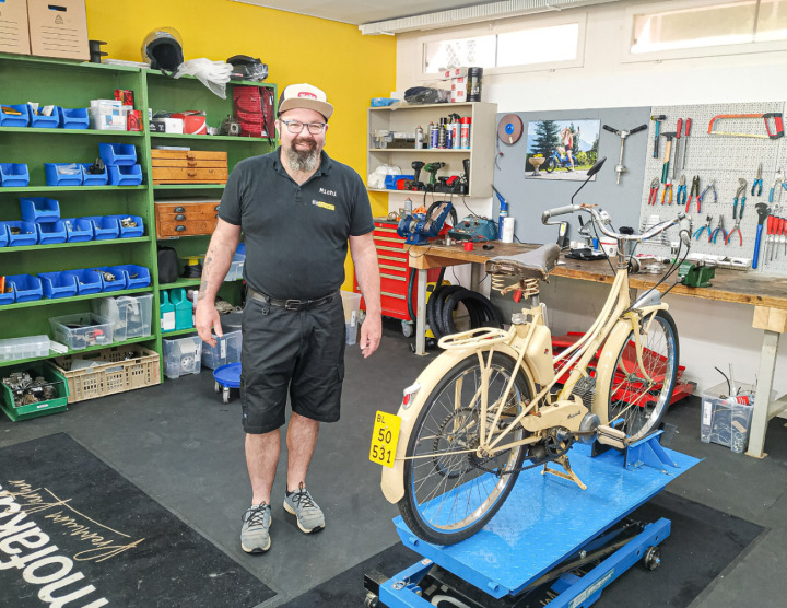 In seiner neuen Werkstatt in Tecknau flickt Michael Grauwiler (46) allerlei Töffli. Der Mechaniker repariert sowohl neue als auch alte Modelle. Bilder Sander van Riemsdijk