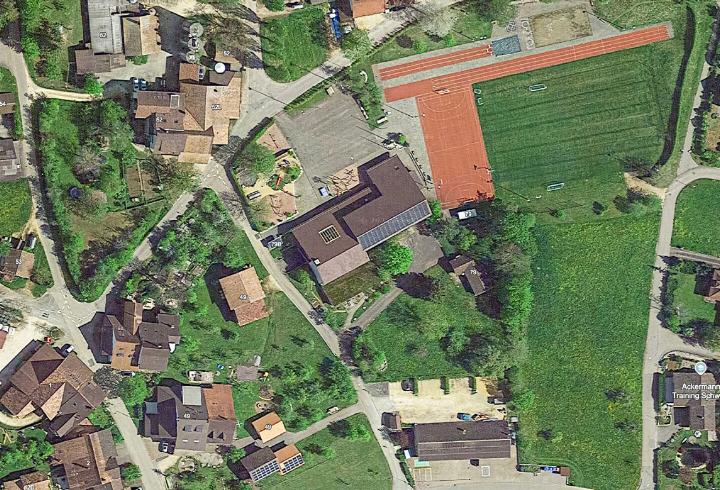 In der «Eichmet» tut sich etwas: Die Wiese unterhalb des Sportplatzes soll mit Wohnhäusern bebaut und die an den Hartplatz angrenzende Turnhalle saniert und erweitert werden. 
Bild Google Earth
