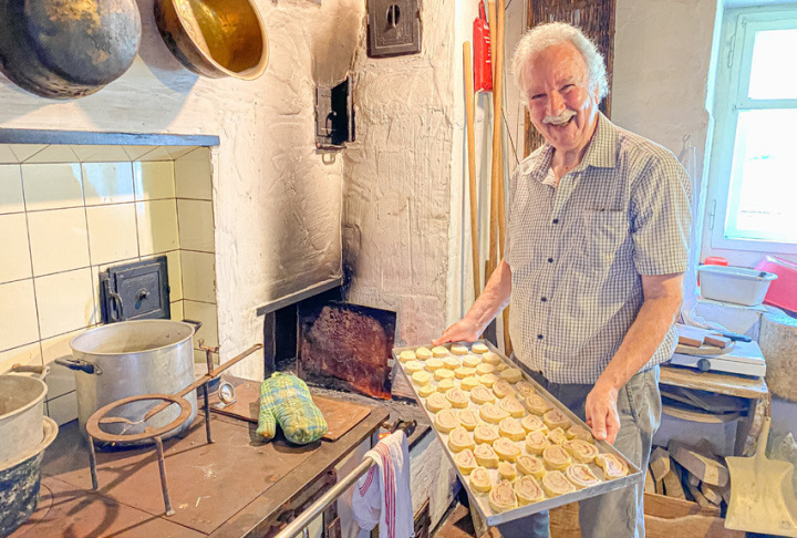 Urs Dettwiler betätigte sich als Bäcker-Konditor am Holzofen in der Küche des eigentlichen Museums. Bild Willi Wenger