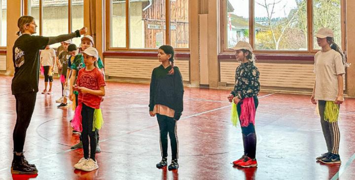 Nadine Kohler weist die Klasse im Training an. Bild Wendy Maltet