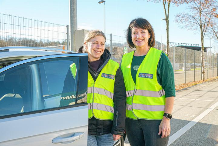 Céline Jetzer aus Tenniken (links) und Therese Spitteler aus Häfelfingen helfen unter anderem Betrunkenen, sicher nach Hause zu finden. Bild Tobias Gfeller