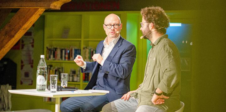 Pascal Weber (links) lieferte auf Fragen von Cedric Lutz prägnante Analysen zur US-Politik. Bild zvg / Timea Lütte