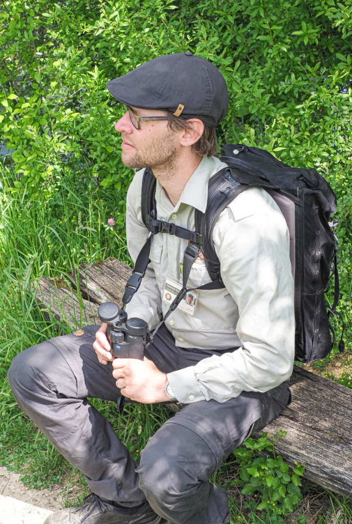 Ranger Yannick Bucher ist immer auf Empfang, unentbehrliches Arbeitsinstrument ist dabei der Feldstecher.