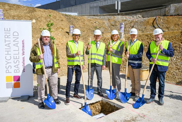 Der Grundstein ist gelegt (von links): Sebastian Meuschke, Architekt; Thomas Heiniger, Verwaltungsratspräsident PBL; Markus Eigenmann, Regierungsrat, Barbara Schunk, CEO PBL; Fabian Keller, Leiter Betrieb PBL; Peter Frei, Gesamtleiter «inclusioplus». Bild zvg