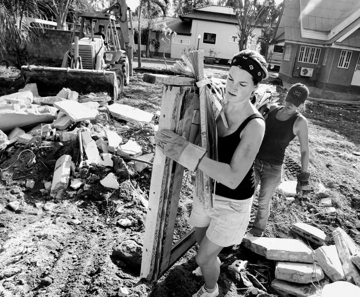 Feriengäste halfen, den zurückgebliebenen Schutt in Phuket (Thailand) wegzuräumen. Bild Archiv vs