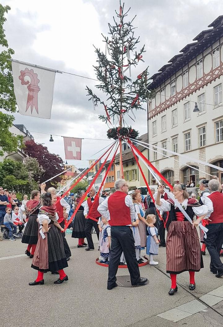 Das Maitanzen lanciert die Jubiläumsaktivitäten der Trachtengruppe.
Bild zvg
