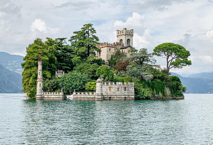 In Privatbesitz: die Insel «Isola di Lireto» mit neugotischem Märchenschloss.