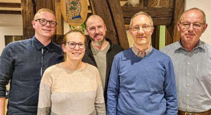 Der Vorstand: Michael Briggen, Samuel Zurfluh und Andreas Rudin (hinten, von links), Rebecca Porter und Peter Heiniger (vorne, von links). Bild en.