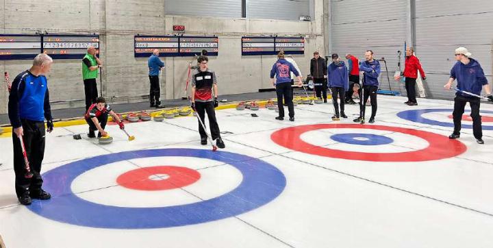 Taktik besprechen, Steine platzieren und wischen – beim Curling gibt es viel zu tun. Bilder Lukas Müller