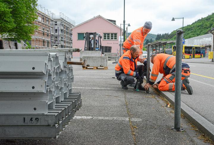 Mitarbeitende des Gemeindewerkhofs bereiten den Bahnhofsparkplatz für den Zeltbau vor. Bild Christian Horisberger
