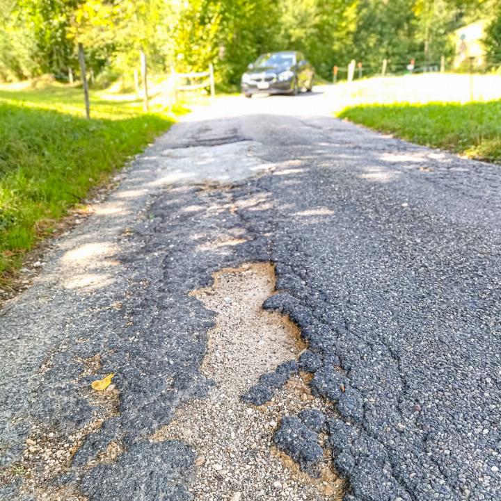 Eines der Schlaglöcher im unteren Teil der Waldweidstrasse. Bild Janis Erne