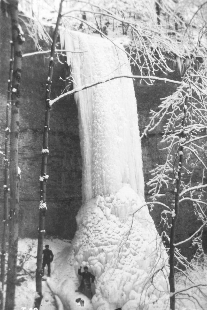 Bei lange andauernder Kälte erstarrt der Wasserfall im Chrientel bei Rünenberg zu einem grossen Eiszapfen. Hier ein Bild, das um das Jahr 1910 entstanden ist. Archiv Heinz Spinnler