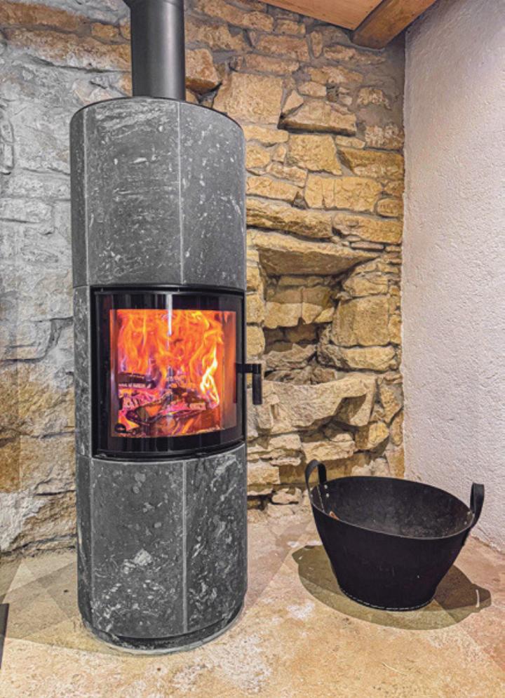 Der «Puro»-Ofen ist einer von neun ausgestellten «Tulikivi»-Öfen. Bild zvg