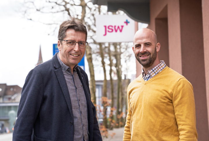 Hans Eglin (links) mit seinem Nachfolger Marco Ferraro.
Bild zvg