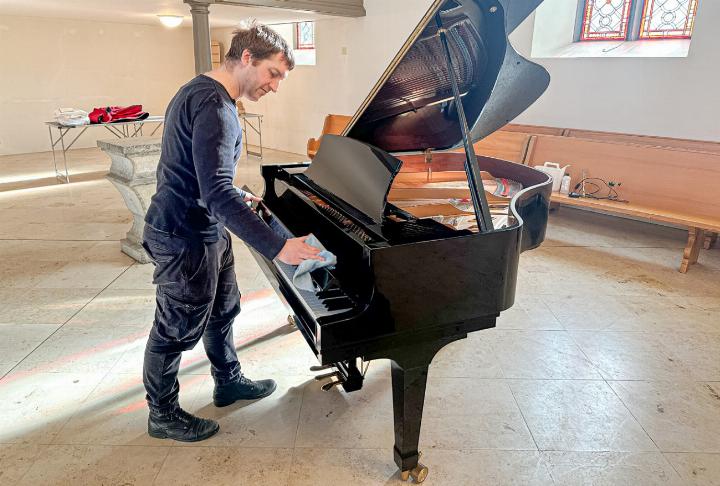 Klavierbauer und Stimmer Pascal Erdin bereitet das Instrument auf das Konzert am Samstag vor. Bilder zvg