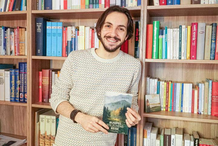 Vielseitig begabt: Luca Vito ist angehender Pfarrer, Schauspieler und Buchautor. Bild Carolina Mazacek