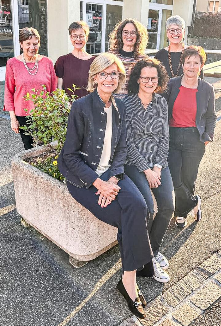 Der aktuelle Vorstand: Doris Röthing, Evelyn Bernhard, Sibylle Garcia, Simone Tacheron 
(hinten, von links). Cécile Saladin, Monika Wäny, Luzia Thommen (vorne, von links).
Bild zvg