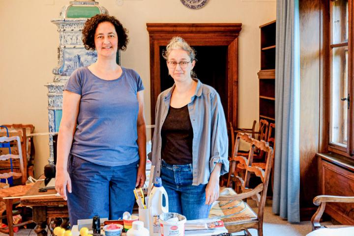 Patricia Huijnen (links) und Alessia Conidi aus Basel nehmen dieses Jahr am Aufenthaltsstipendium des Kantons teil, das es seit 2021 gibt. Bild zvg
