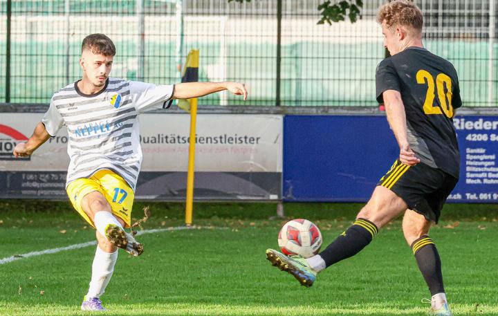 Mit der erst zweiten Ballberührung nach seiner Einwechslung trifft Eralp Dindar (links) für Bubendorf zum 1:1. Bild Archiv vs Mit der erst zweiten Ballberührung nach seiner Einwechslung trifft Eralp Dindar (links) für Bubendorf zum 1:1. Bild Archiv vs