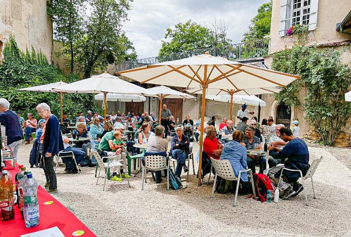 Im Wildenstein-Schlosshof haben die Besucherinnen und Besucher die Möglichkeit, etwas zu essen und zu trinken. Bild zvg