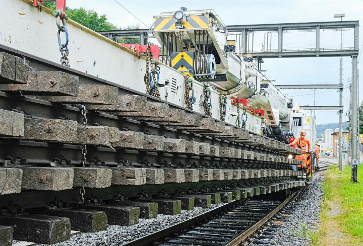 Der Gleiskran vom Typ Kirow befördert die alten Gleise aus dem Hauensteintunnel an den Bahnhof Tecknau. Die Holzschwellen sind auch nach 40 Jahren noch in einem passablen Zustand. Bilder Nikolaos Schär
