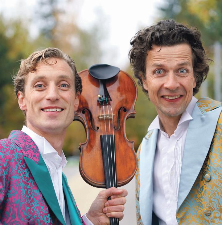 Die beiden Musiker erfreuen das Publikum nicht nur mit ihren Instrumenten, sondern auch mit Humor. Bild zvg