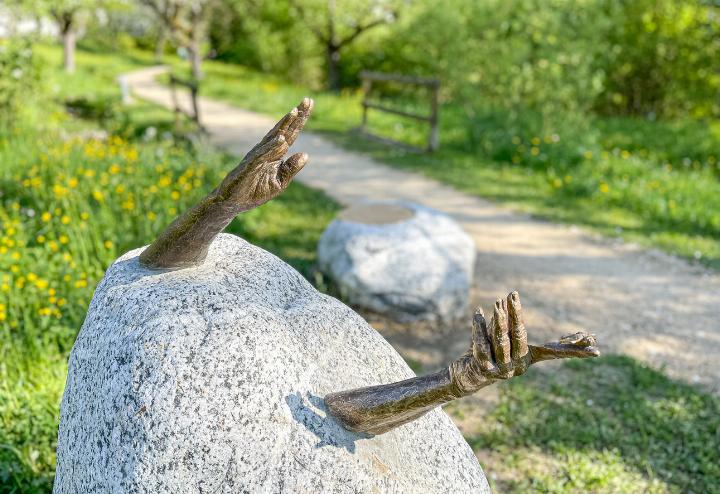 Der Seidenfalter auf der Hand im «Griederland» symbolisiert die Textilindustrie. Bild Christian Horisberger