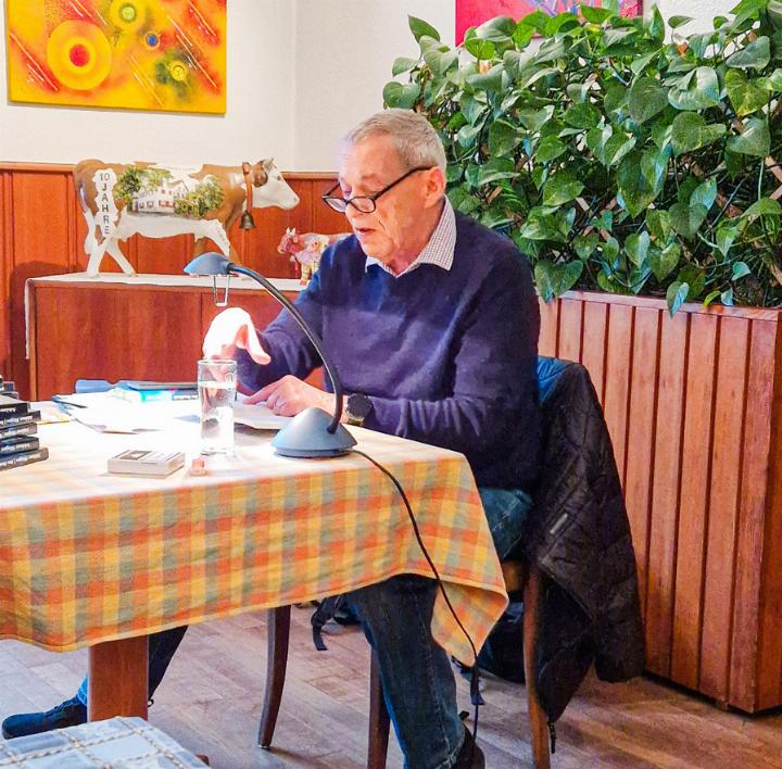 Hanspeter Gsell liest an der Vernissage aus seinem neusten Buch vor. Bild zvg
