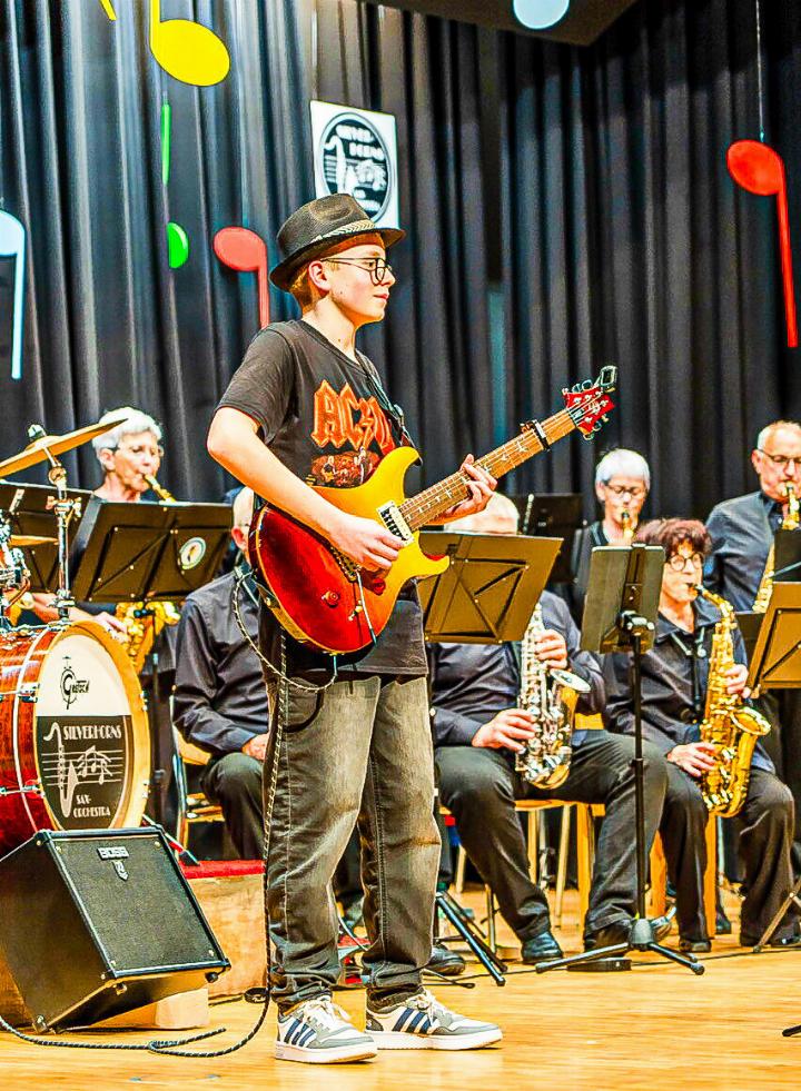 Der junge Gastmusiker Dominic Imark rockte die Bühne mit virtuosen AC/DC-Gitarrensoli. 
Bild zvg
