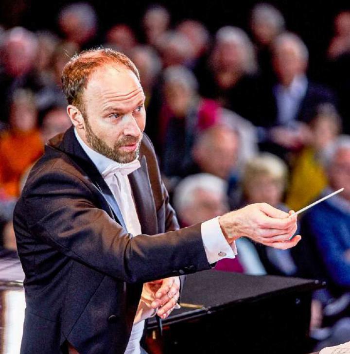 Christian Knüsel dirigiert das «Neue Orchester Basel», das am Samstag in Liestal «Modern Times» aufführt. Bilder zvg