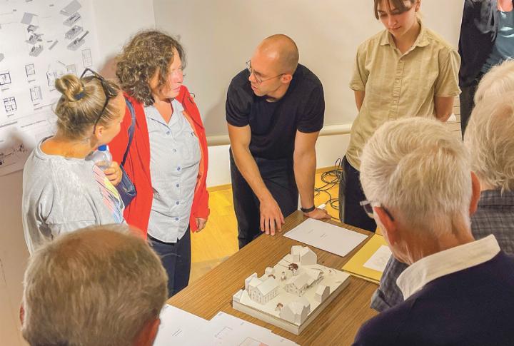 Der Liestaler Planer Roman Scherer erklärt Interessierten die Studie, die er und sein Team für das Zentrum beim Schulhaus Hofmatt entwickelt haben. Bild ch.