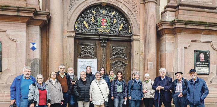 Die Reisegruppe vor der Dreifaltigkeitskirche in Worms kam mit dem Bus und nicht mit dem Schiff, wie einst die Elemente für Eglins Mosaik. Bild pae.