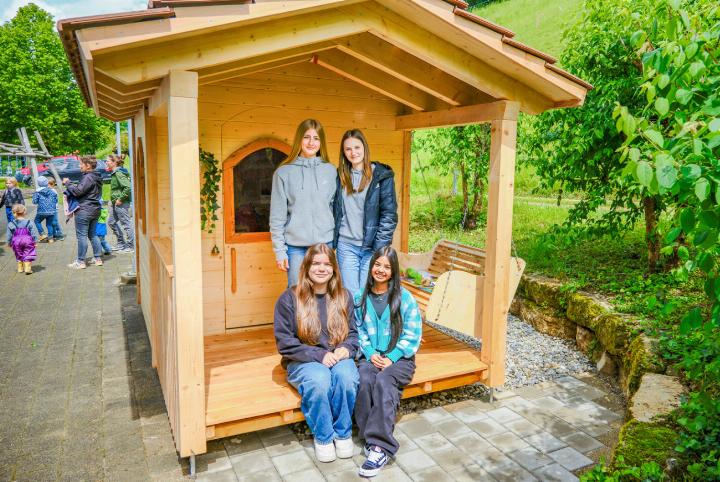 Laura Kaufmann, Mia Dehning, Nalani Jauslin und Beslina Andrews Robinson (von links) strahlen vor ihrem Spielhaus.