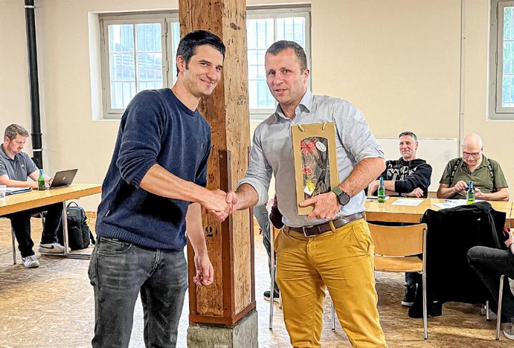 BZG-Präsident Köbi Baader dankt Stefan Degen für die geleistete Arbeit als Kassier (von links). Bild zvg