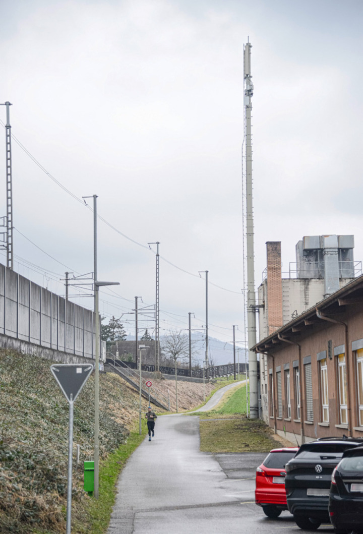 Die Antenne beim Bahndammdurchstich bei der Grenze zwischen Gelterkinden und Böckten sendet bereits mir der 5G-Technologie. Bild Christian Horisberger