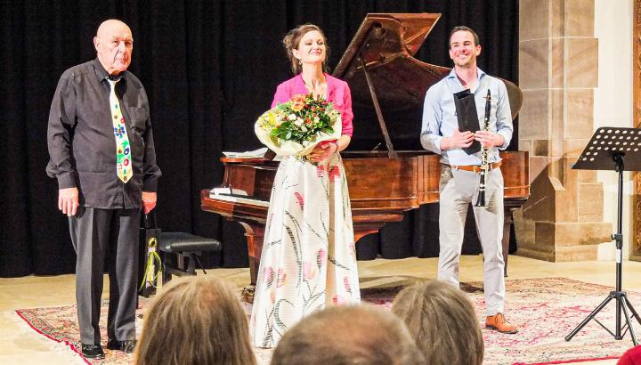 Andrea Suter, flankiert von Gérard Wyss (links) und Lionel Andrey.
Bild Elisabeth Böhm