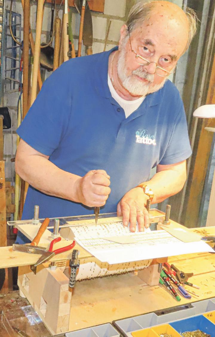 Edi Niederberger befestigt mit der Steckzange Stifte in der Walze.
Bilder zvg