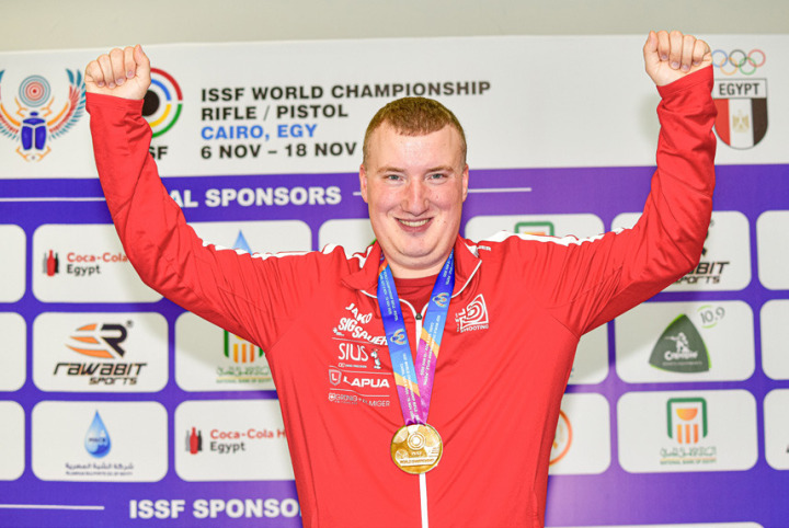 Jubel in Kairo: Adrian Schaub mit seiner Goldmedaille. Bild zvg