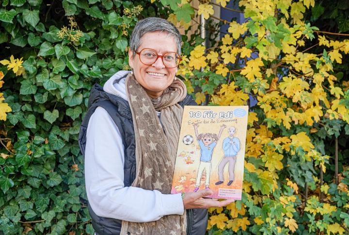 Mit «1:0 für Edi» unterstützt Nina Glanzmann Eltern dabei, ihren Kindern Demenz verständlich zu machen.
Bild Carolina Mazacek