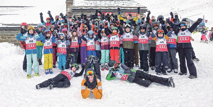 Gruppenbild der Teilnehmerinnen und Teilnehmer. Es gab ein Skiund Snowboardrennen.
Bild zvg