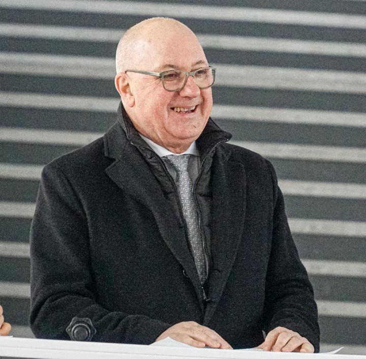 Isaac Reber (Grüne) bei der Vorstellung der neuen ÖV-Angebote am Bahnhof SBB in Basel im vergangenen Dezember. Bild Archiv vs