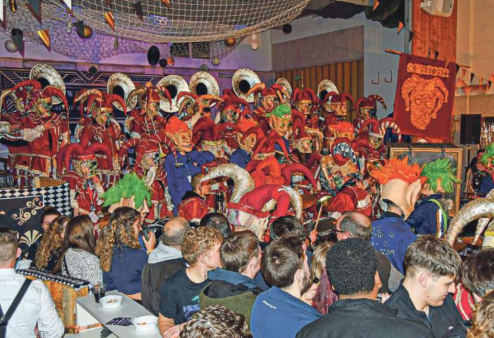 Mehrere Guggen lassen die Wittinsburger Turnhalle beben. Bild zvg