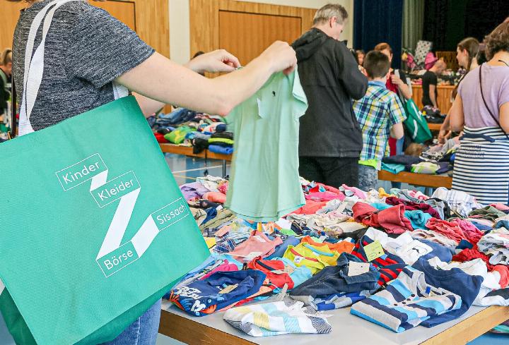 Neben den vielen Kleidern werden auch Velos, Schuhe und Spielsachen verkauft. Bild zvg