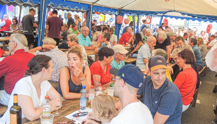 Die Festwirtschaft auf dem Dorfplatz war gut besetzt, und die Gäste waren guter Laune. Bild pcm.