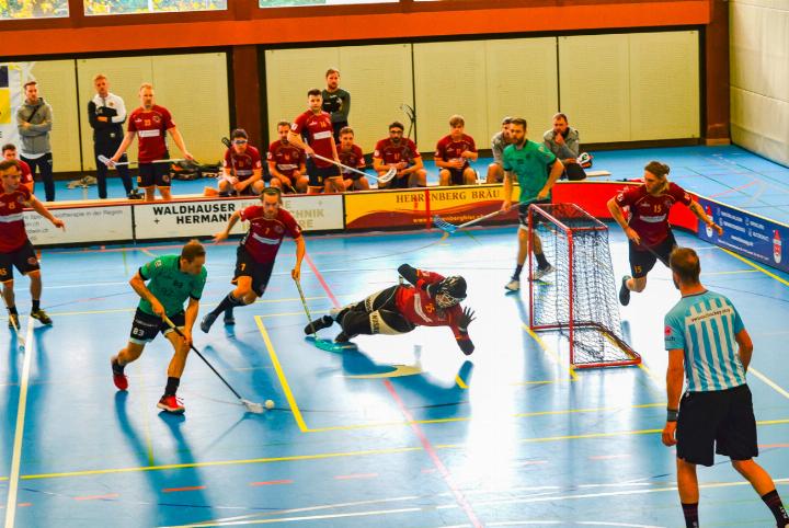 Goalie Fabian Tobler stand öfter im Mittelpunkt des Geschehens, als ihm lieb war. Bilder Sander van Riemsdijk